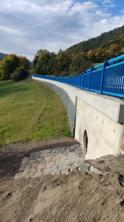 malá veleň - opěrná zeď, propust.jpg